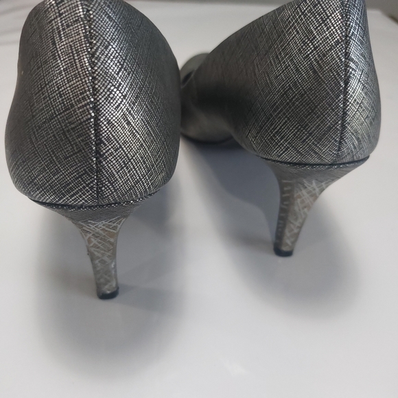 Comfort Plus by predictions Women's Silver Heels Size 10M - Picture 8 of 14